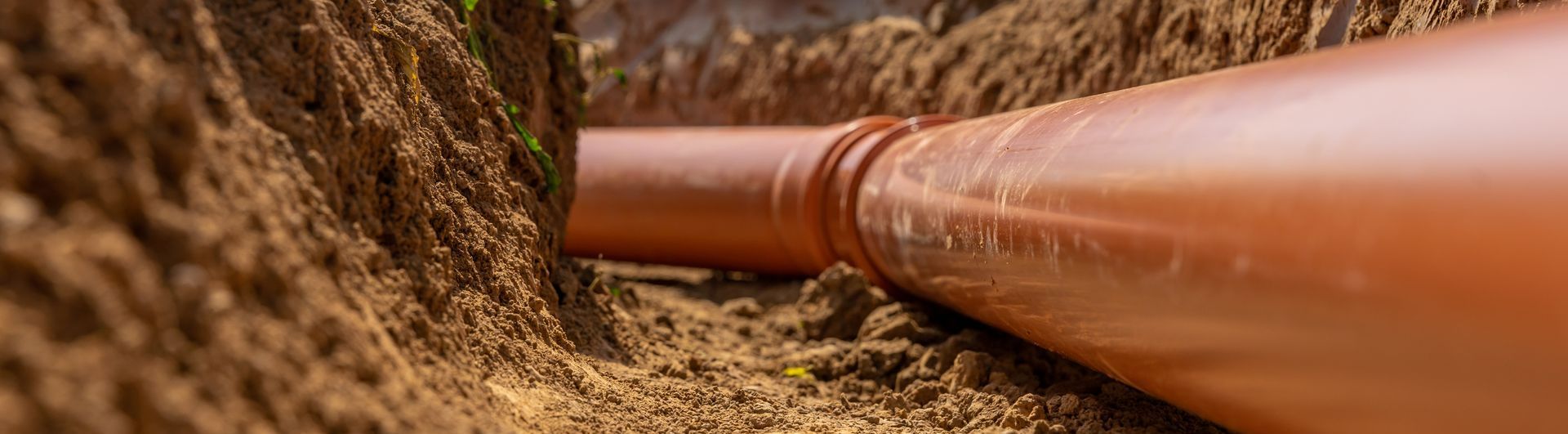 Un tuyau d'assainissement rouge qui tourne vers la gauche