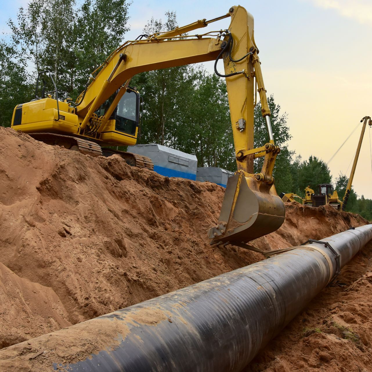 Une mini-pelle avec un tuyau d'assainissement