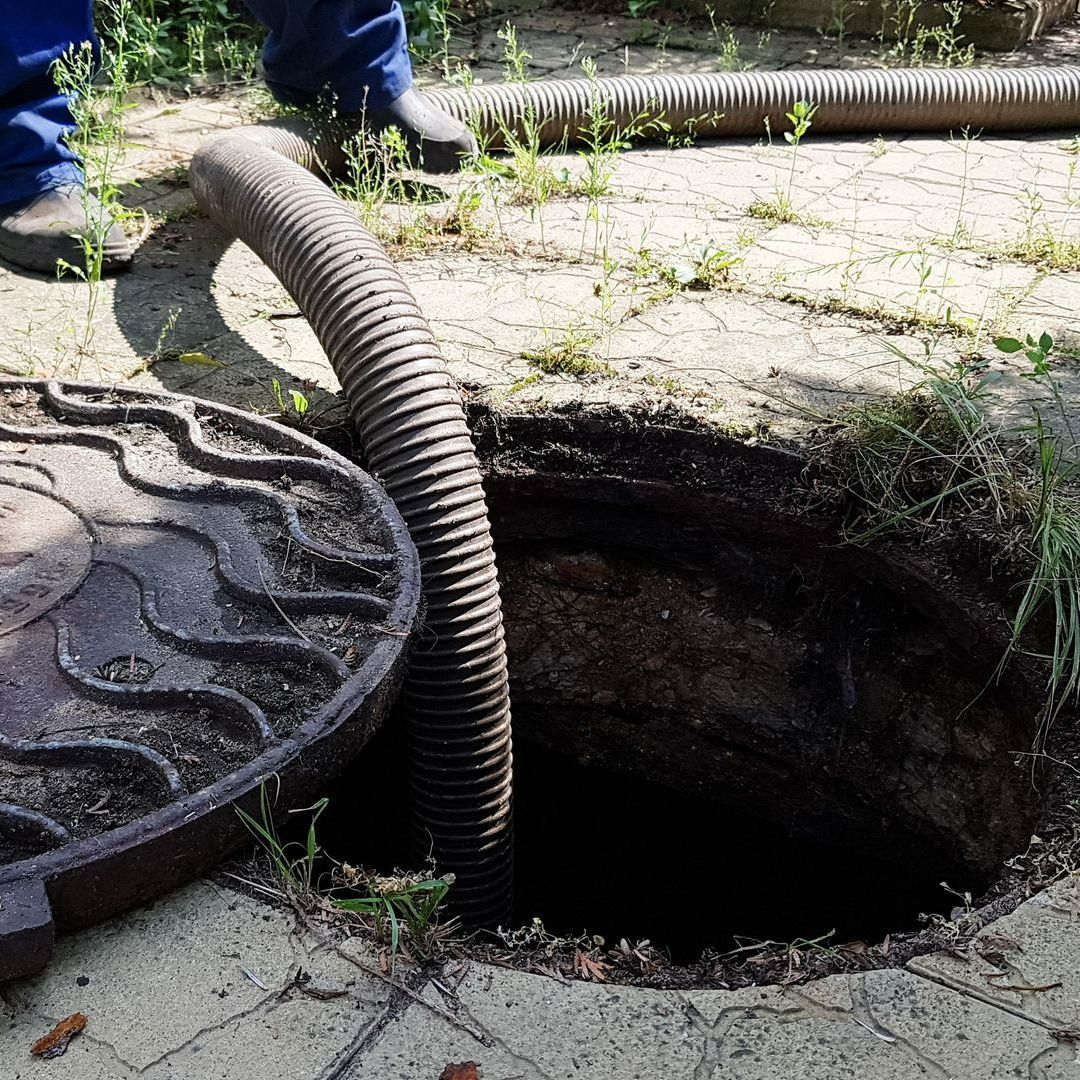 Un tuyau va dans des canalisations