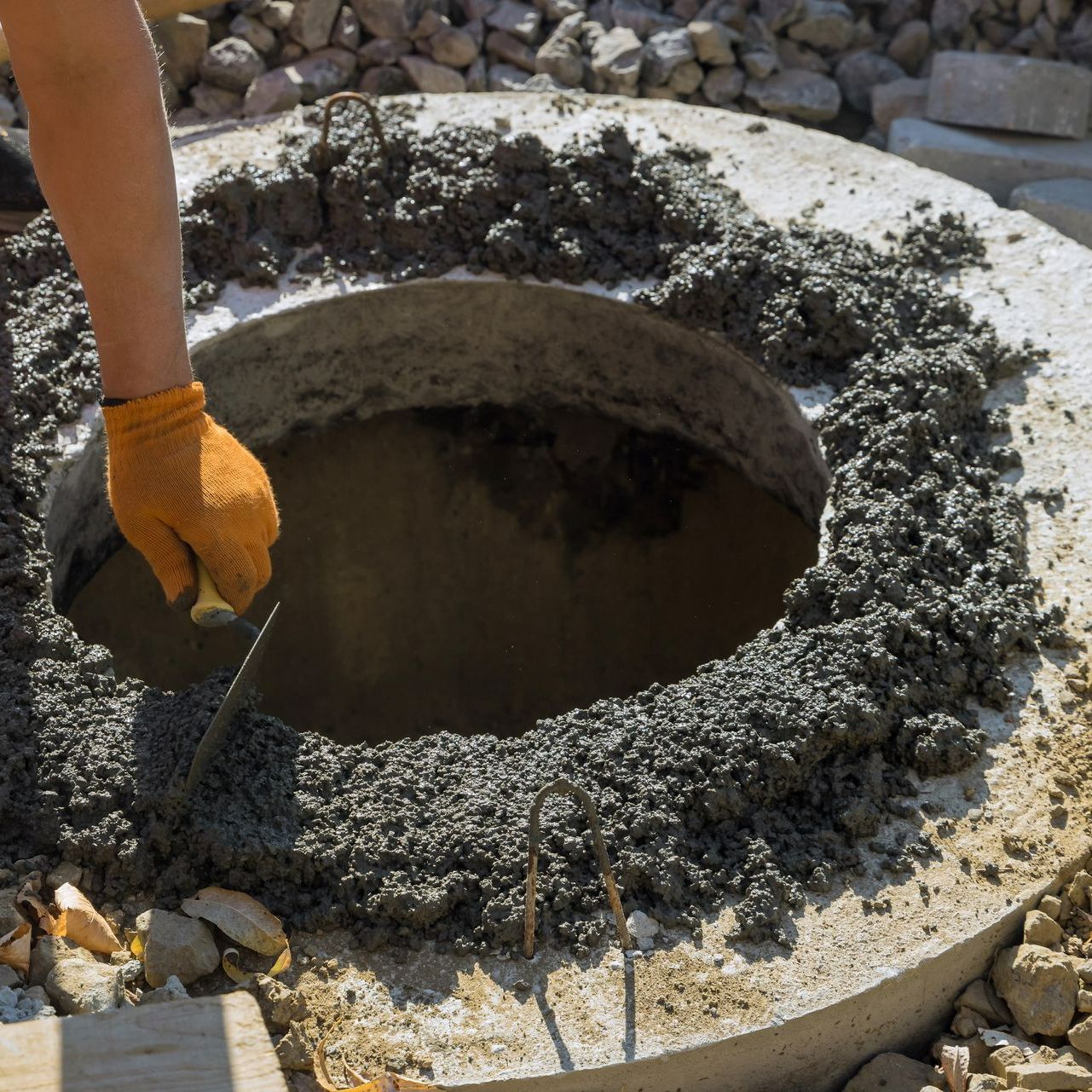 Un trou menant vers des canalisations