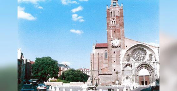 La cathédrale Saint-Etienne est près du Camping de la Bouriette
