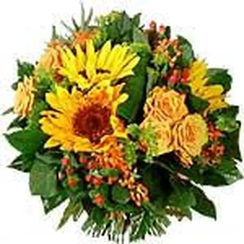 Ramo de girasoles y rosas naranjas con follaje verde.