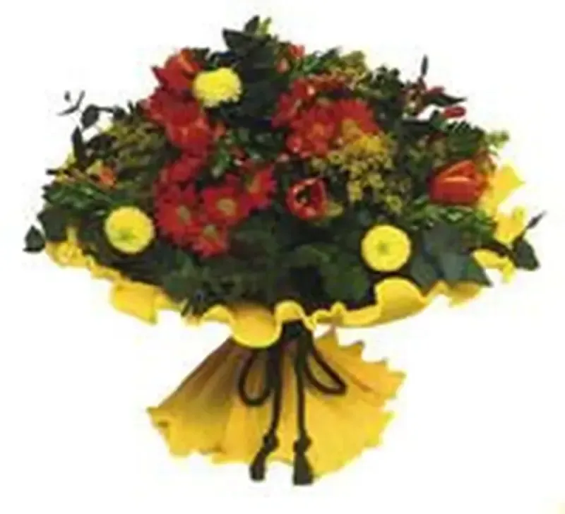 Ramo de flores rojas y amarillas envuelto en papel amarillo, atado con un lazo negro.