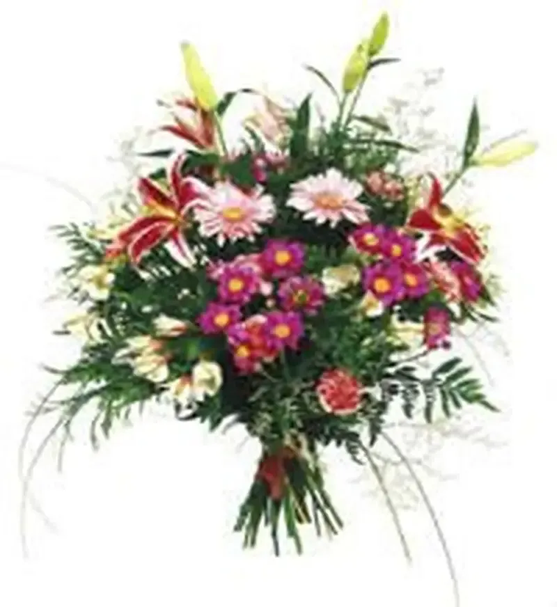 Ramo de flores rosas, rojas y blancas con follaje verde, atado con una cinta roja.