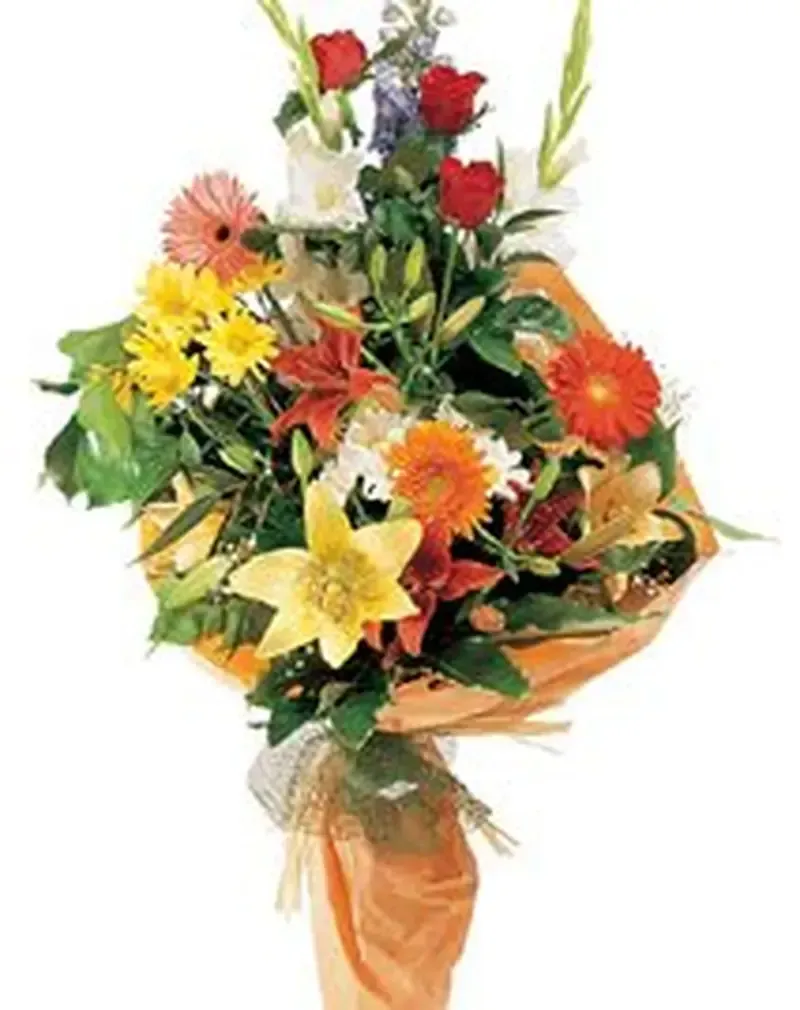 Ramo de flores de colores, entre rosas, lirios y margaritas, envuelto en papel naranja.