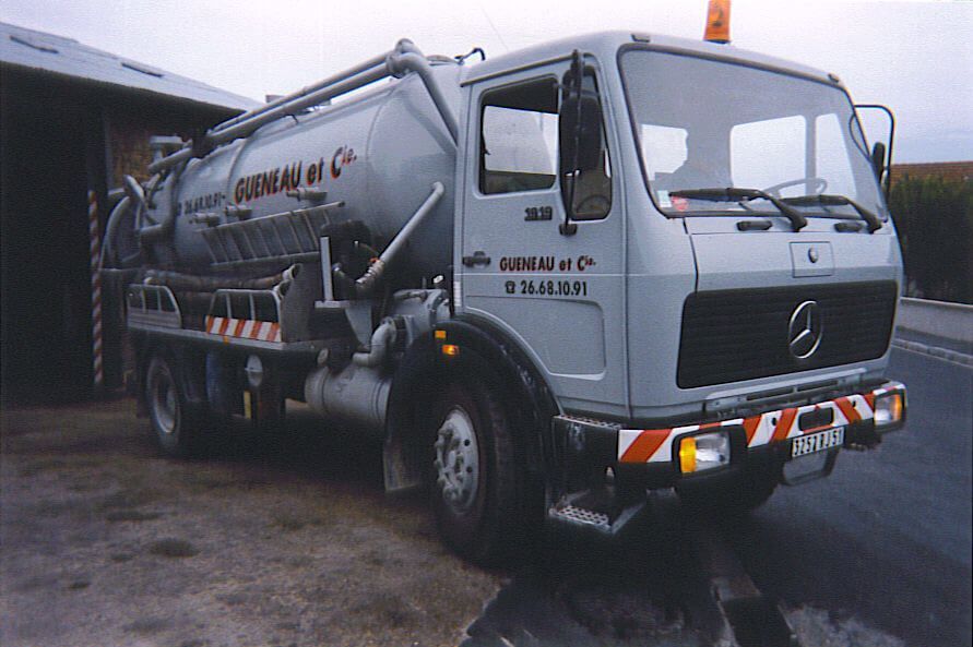 Un camion-citerne gris