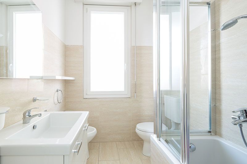 Ein Badezimmer mit Waschbecken, Toilette, Dusche und Badewanne.