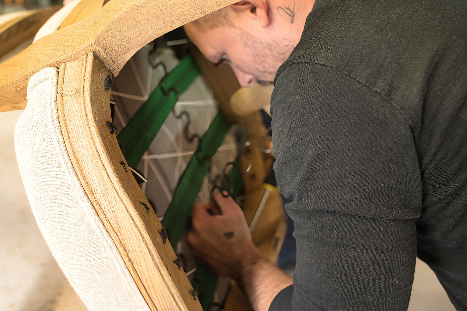 Rénovation de l'assise d'une chaise.