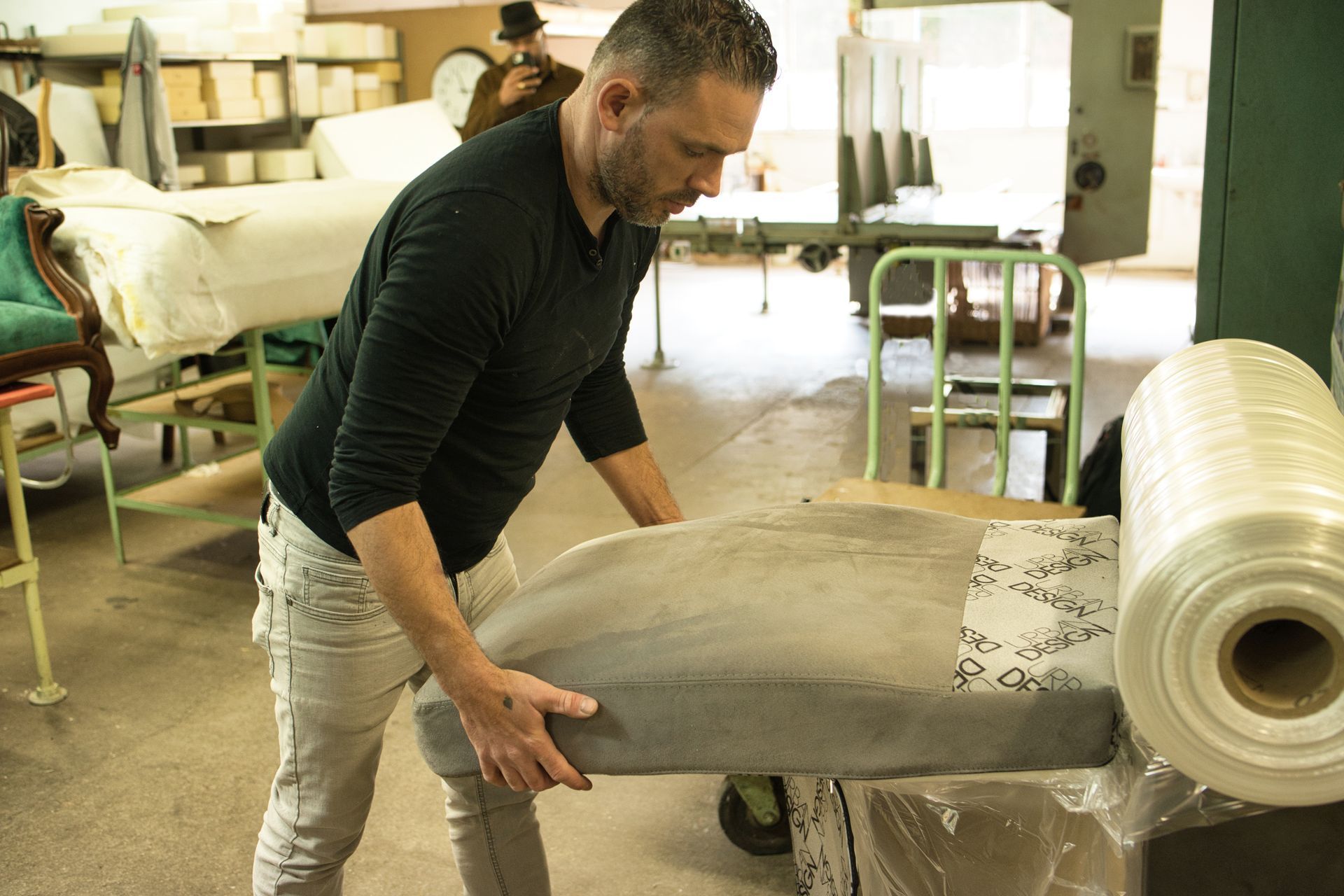 Assise de fauteuil lors de la finalisation de remplacement d'un rembourrage.