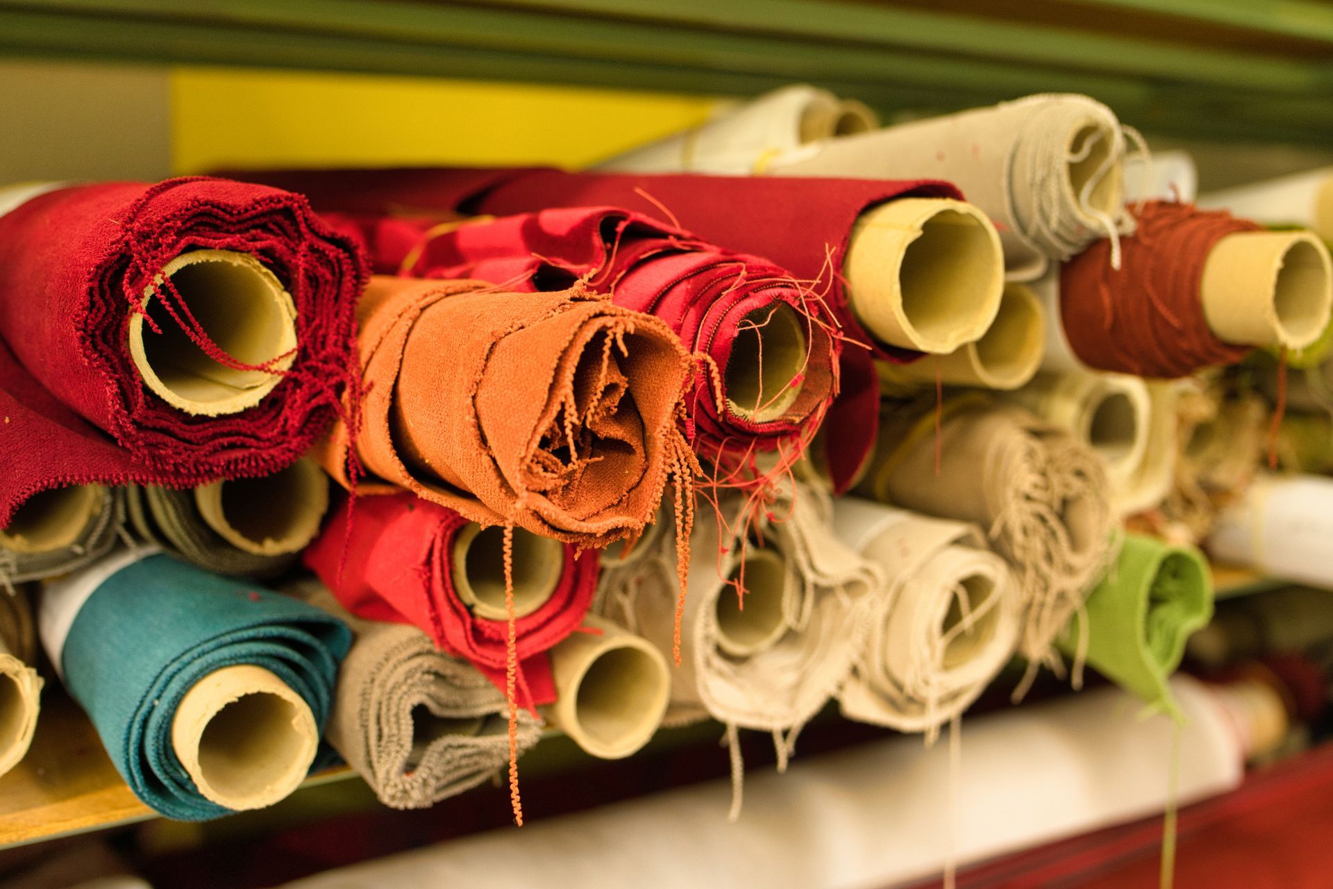 Rouleaux de tissus à différentes couleurs et matières.