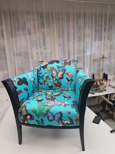 Fauteuil avec motif illustrant des papillons.