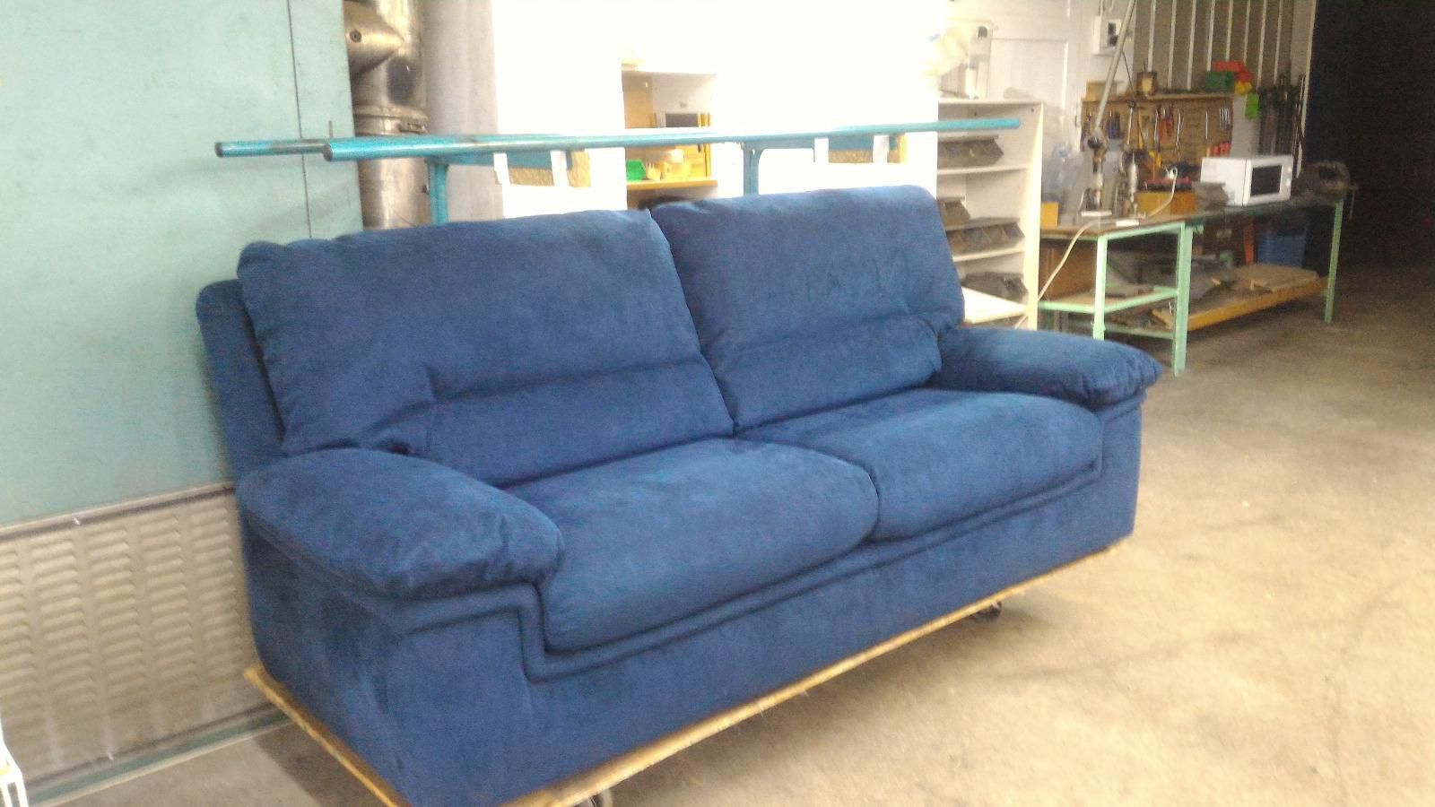 Canapé bleu dans l'atelier d'Erton.
