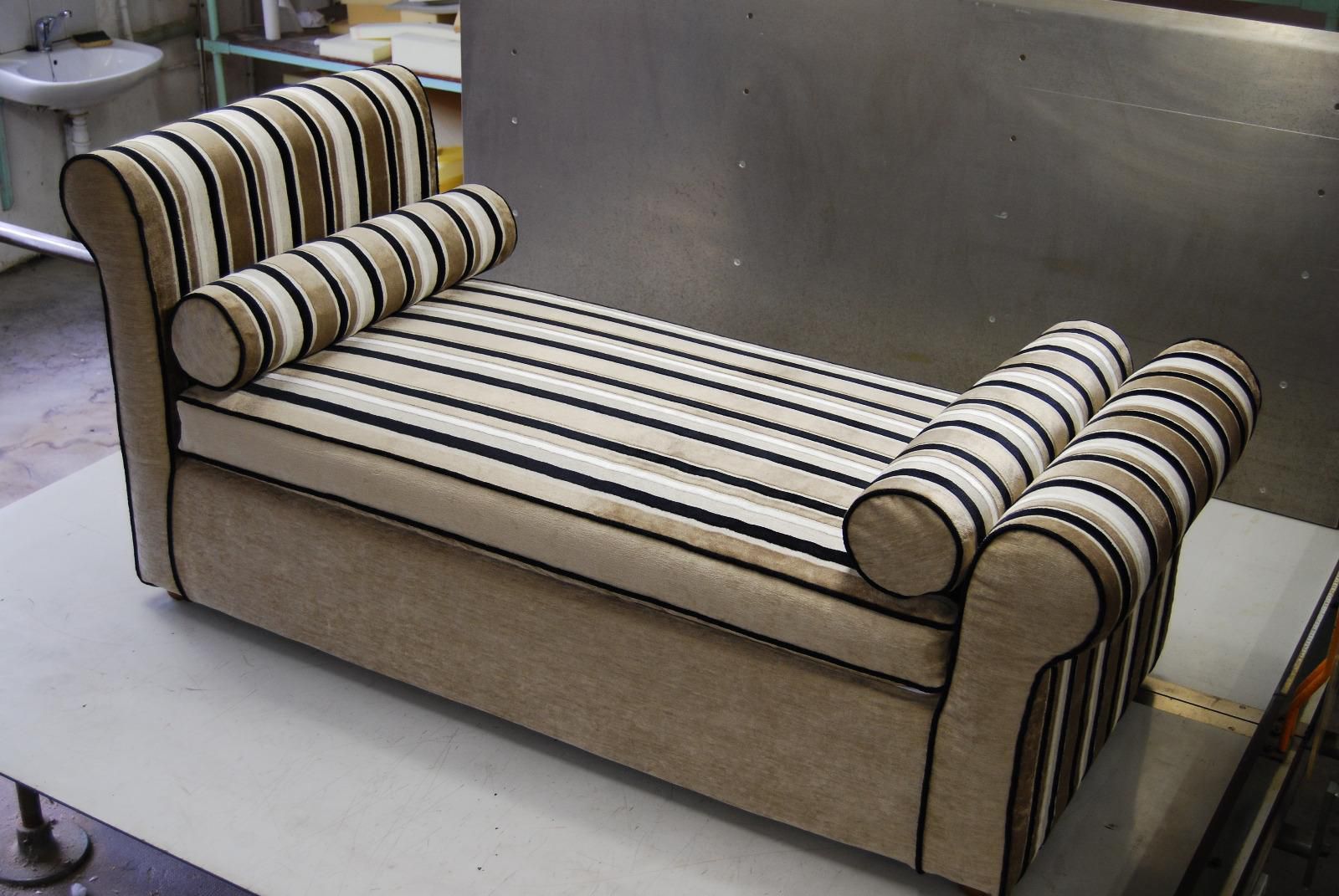 Un canapé à rayures.