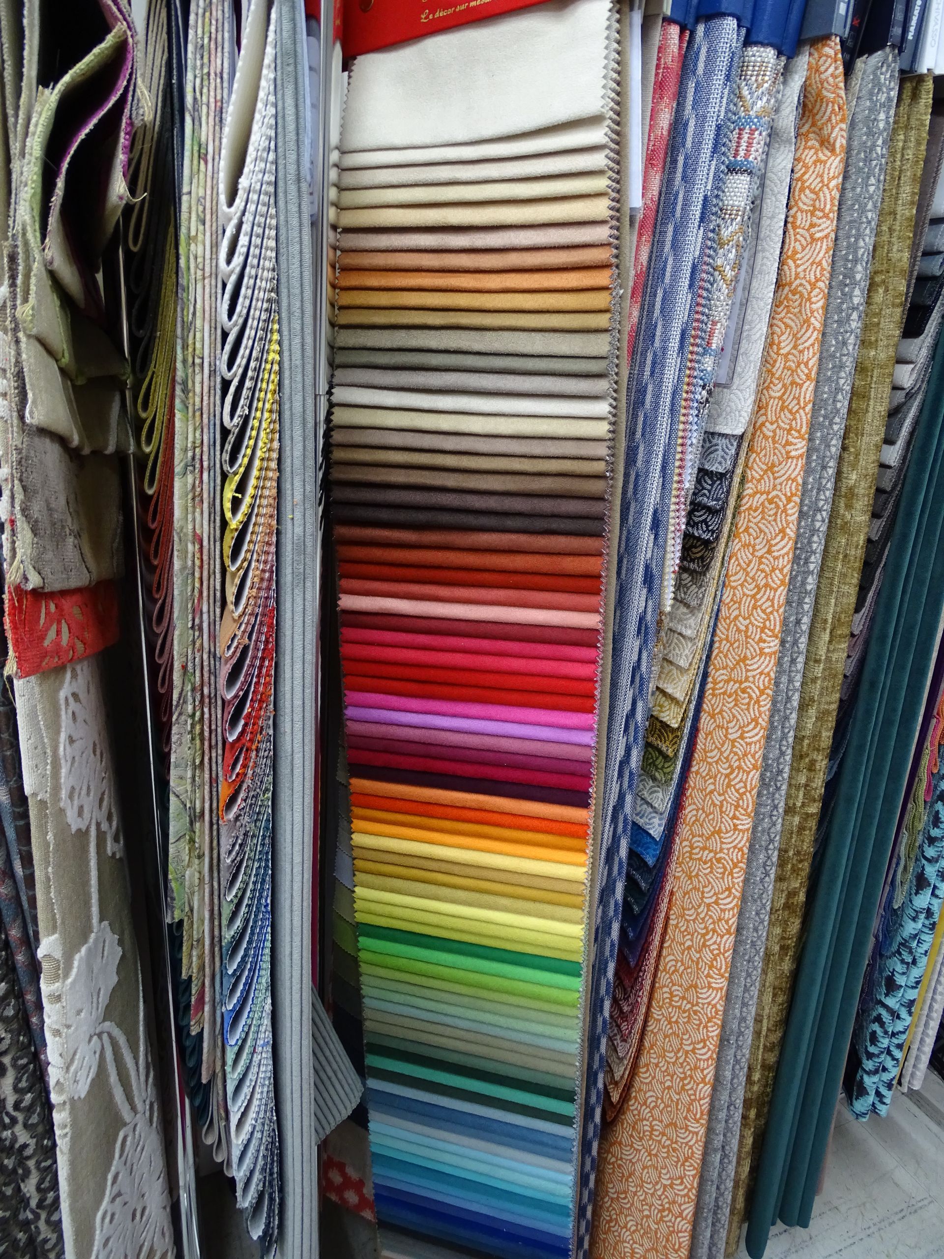 Lot de tissus de différents coloris et motifs.