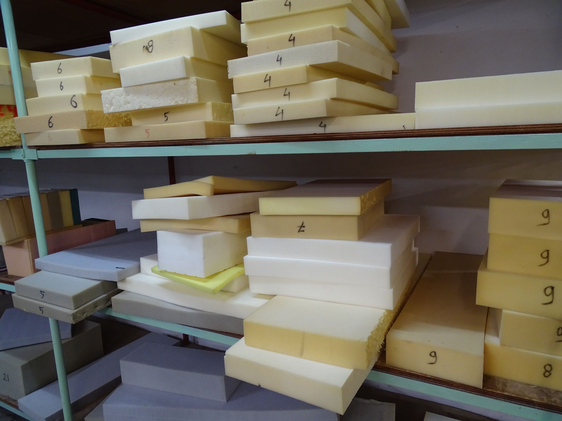 Rectangles de mousses posés sur des étagères.