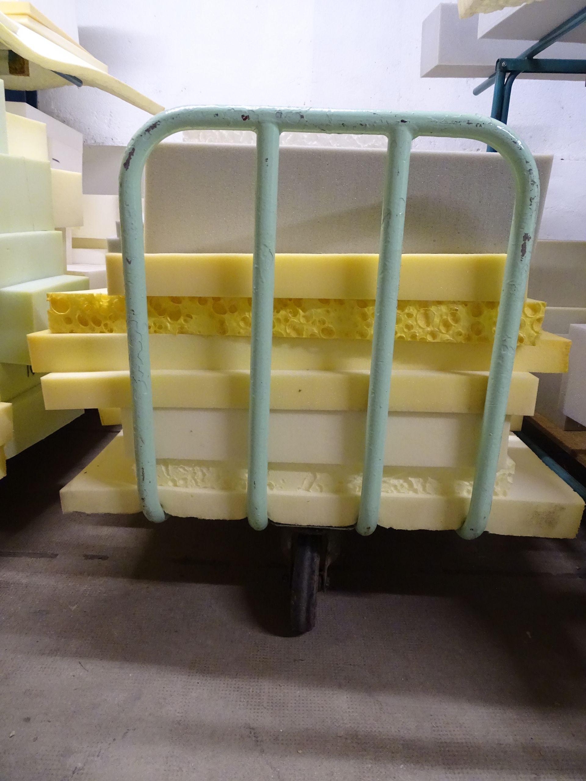 Mousse de rembourrage sur un chariot.