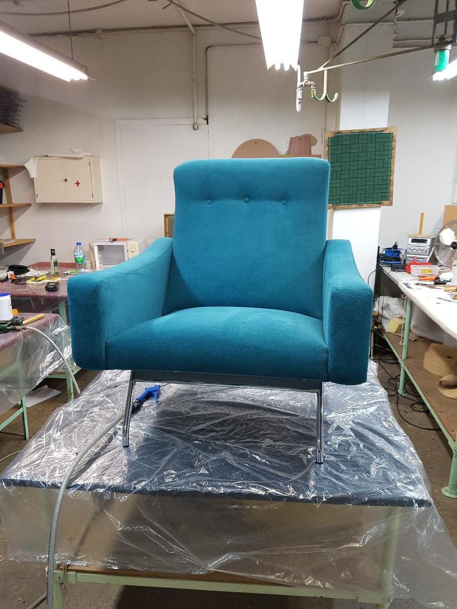 Fauteuil moderne avec tissu en velours bleu.