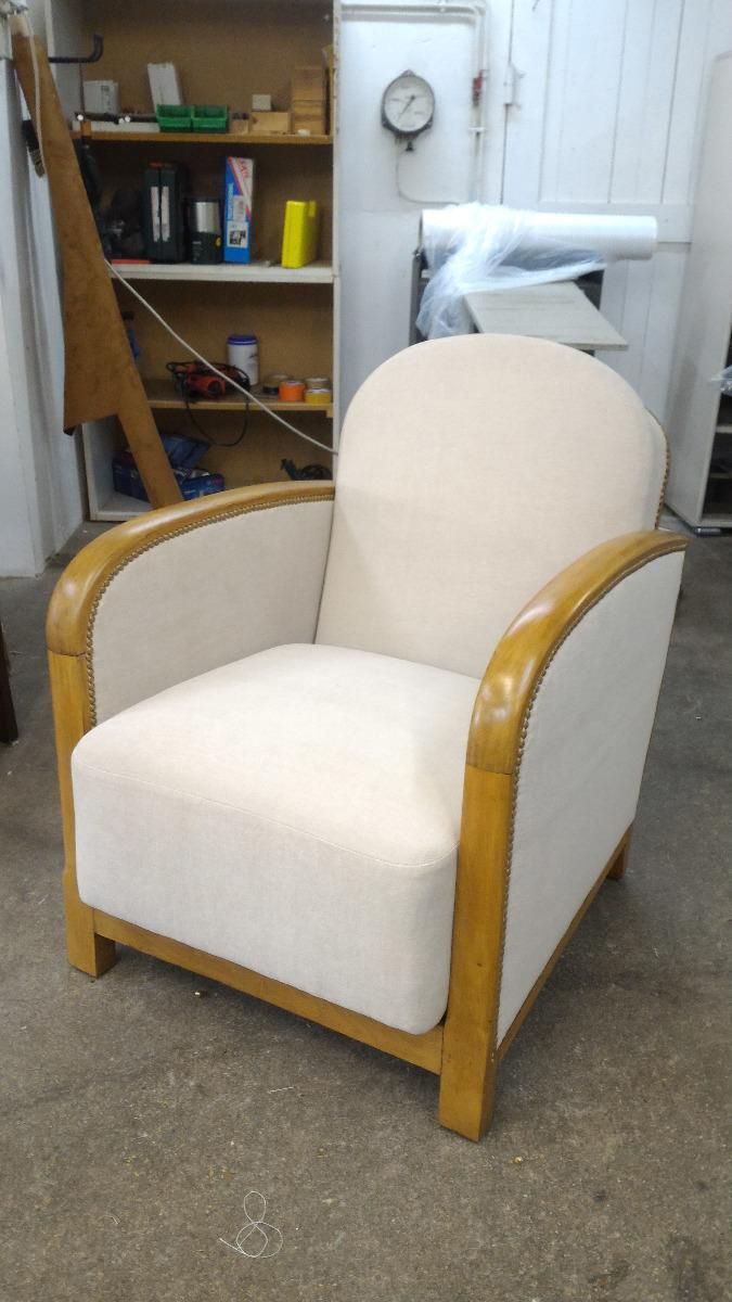 Fauteuil en tissu en velour blanc.