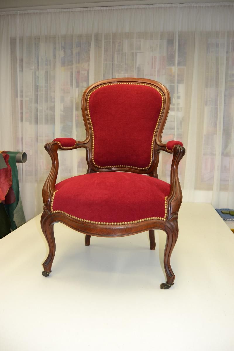 Chaise à assise et dossier rouge.