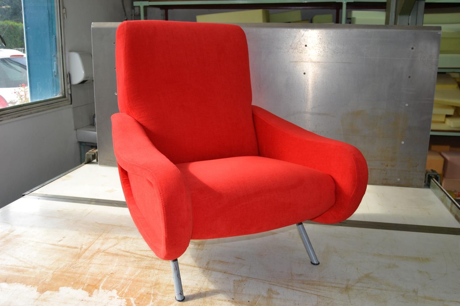 Fauteuil rouge dans l'atelier d'Erton.