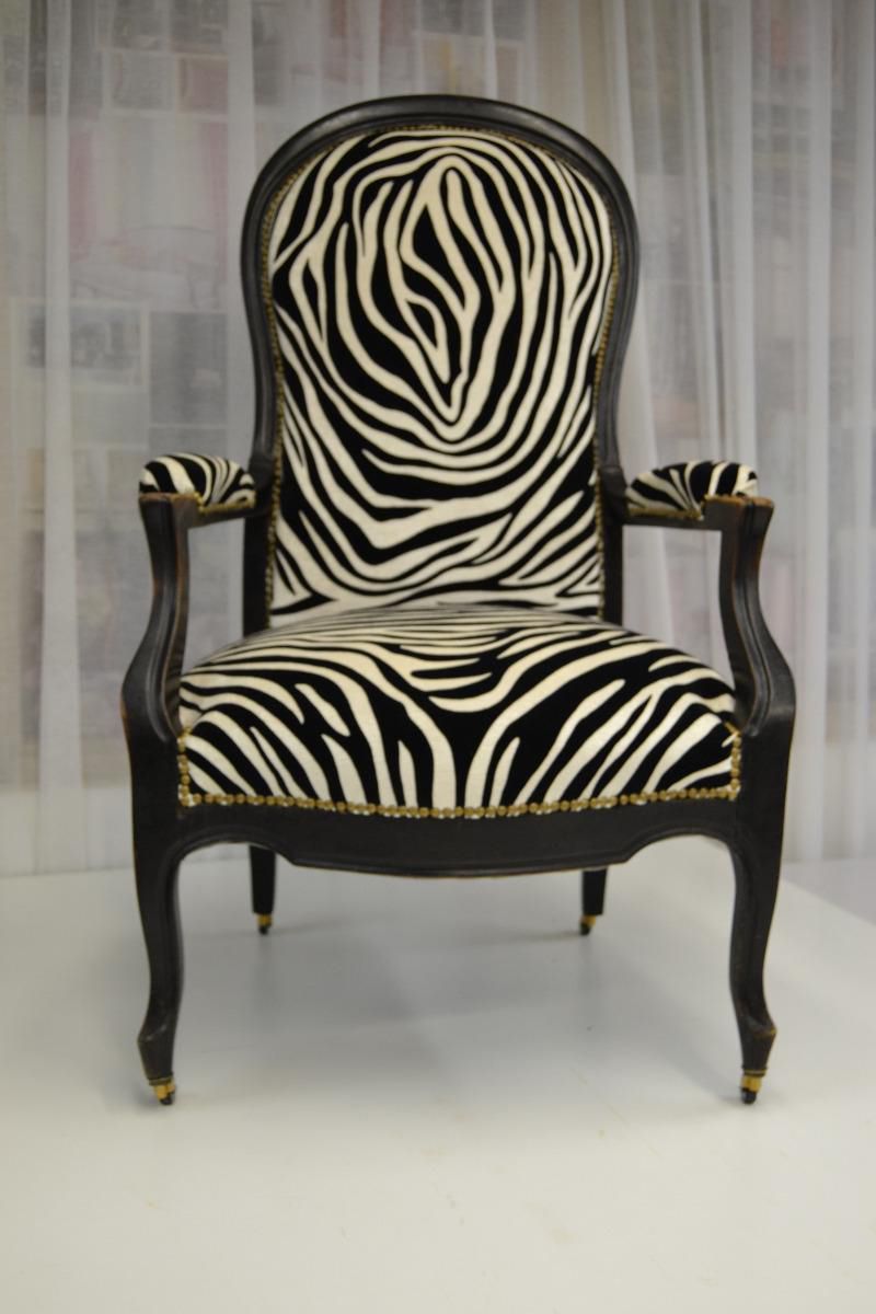 Chaise avec motif zèbré.