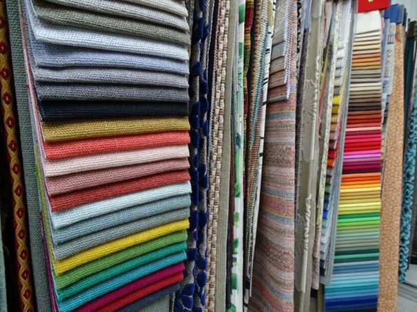 Un assortiment de tissus en exposition.