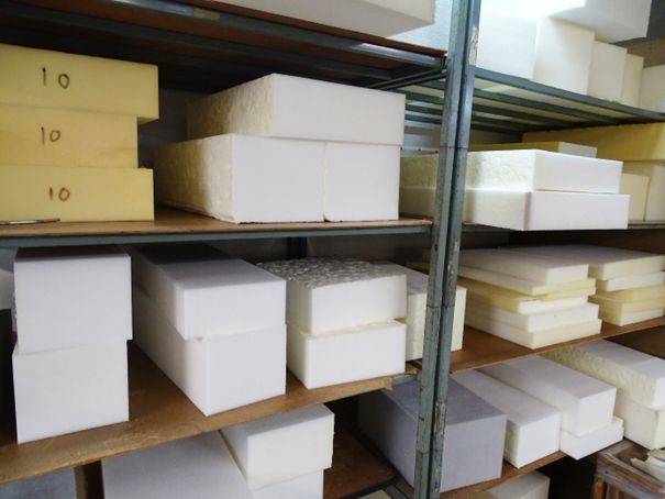 Étagères avec différents modèles de mousses pour coussin et siège.