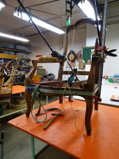 Un fauteuil en bois sans rembourrages pendant une réfection.