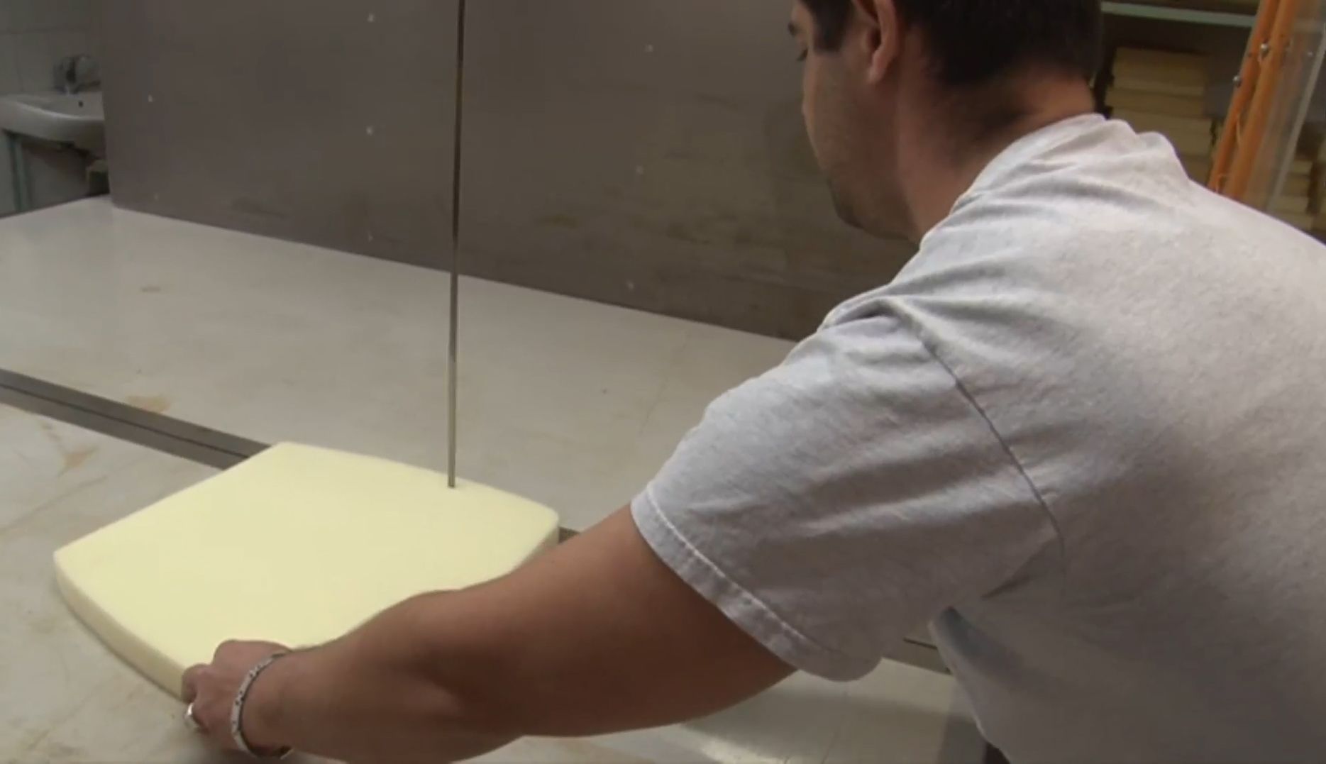 Découpe de mousse à la machine.