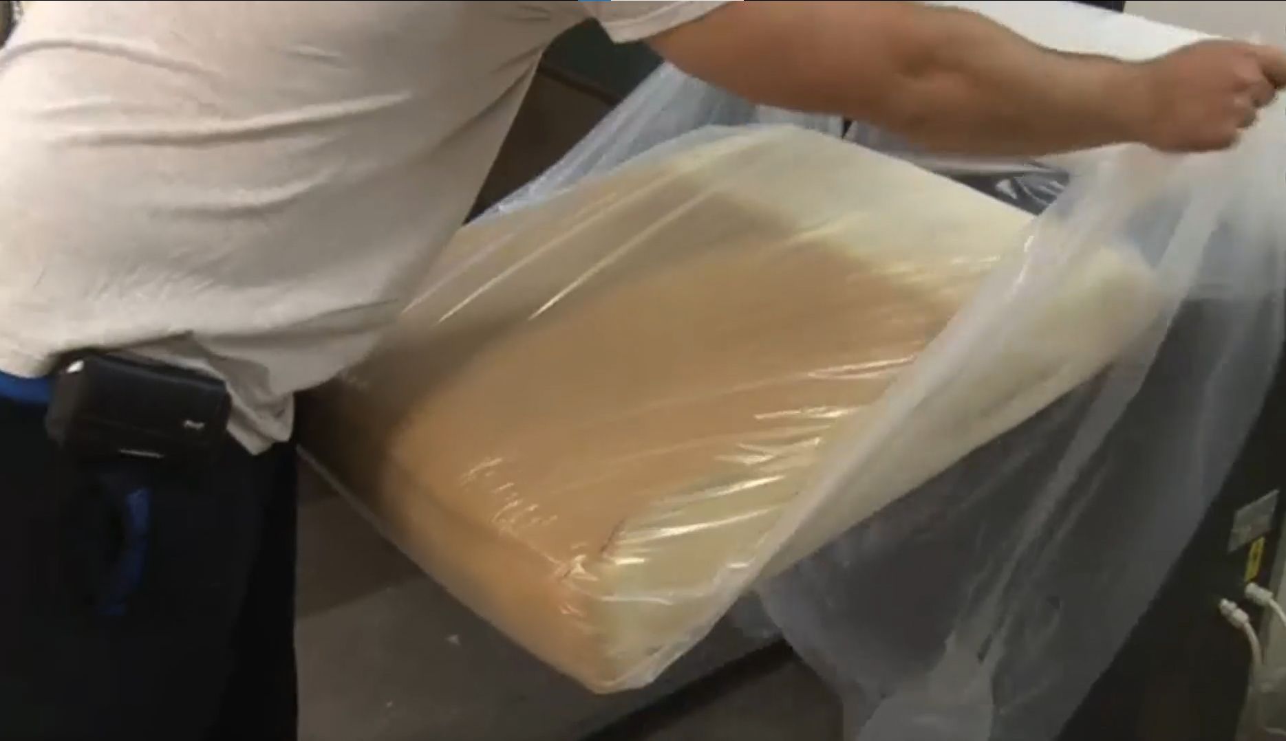 Rembourrage en mousse inséré dans un coussin de fauteuil.