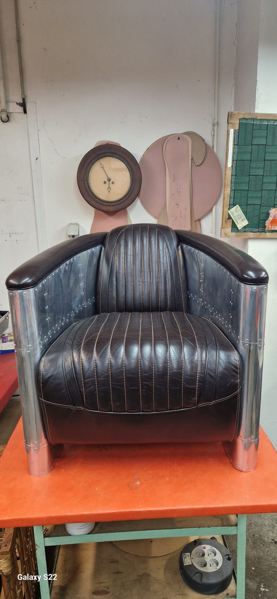 Fauteuil métallique avec cuir noir.