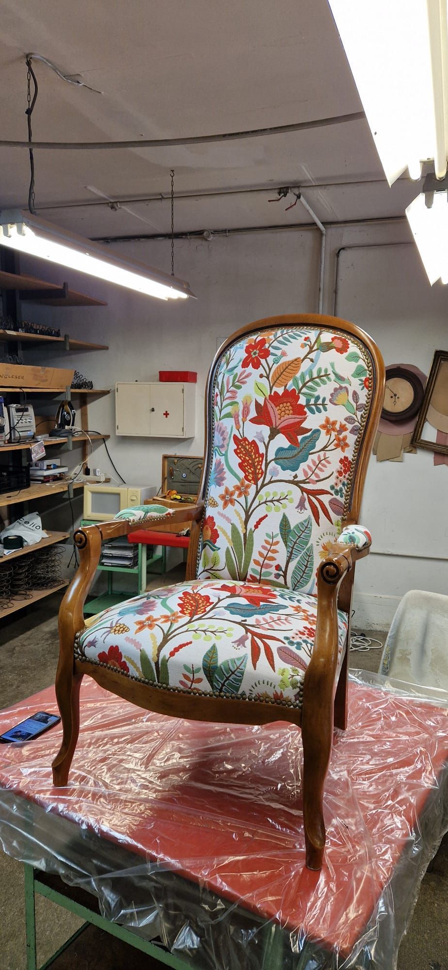 Chaise avec un motif floral sur ses parties en tissus.