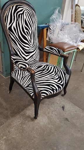 Chaise avec des rayures noires et blanches.