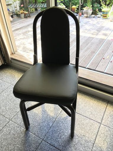 Chaise avec assise en cuir noir.