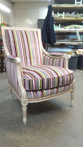 Fauteul à rayures colorées.