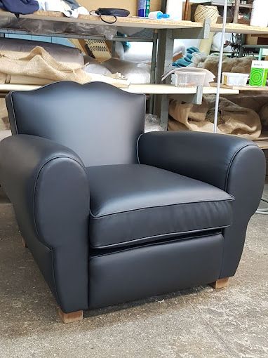 Fauteuil en cuir noir.