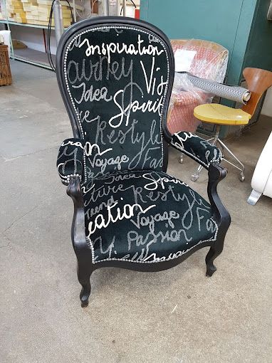 Fauteuil avec tapisserie à écriture de style manuscrite.