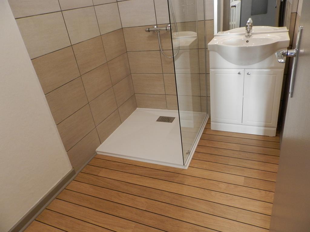 Douche et parquet