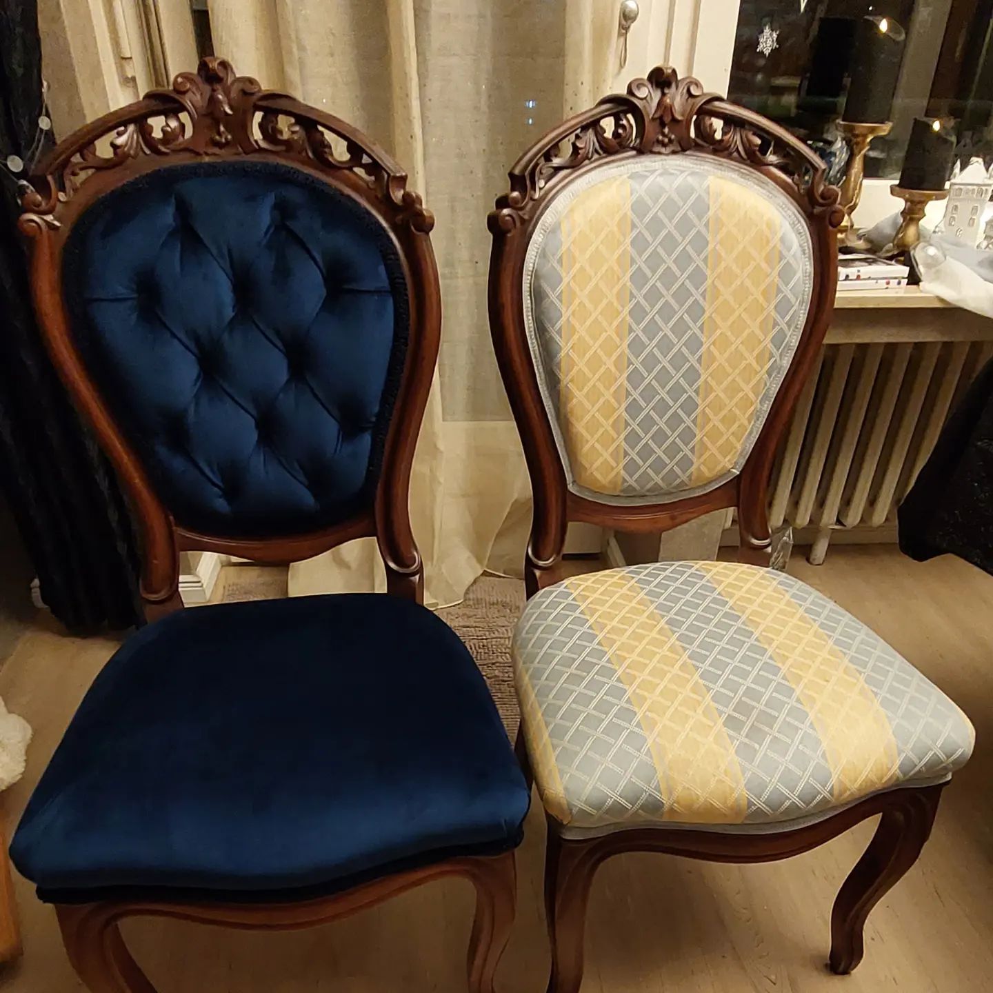 Zwei Stühle stehen nebeneinander in einem Raum