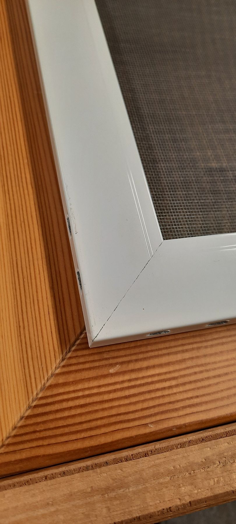 Eine Nahaufnahme eines Bilderrahmens auf einem Holztisch.