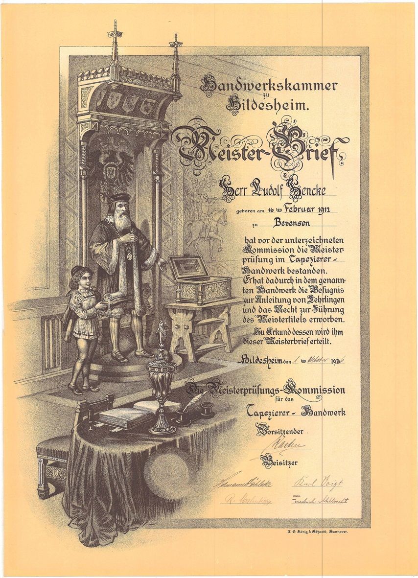 Eine schwarzweiße Zeichnung einer Burg mit einem Kreuz darauf.