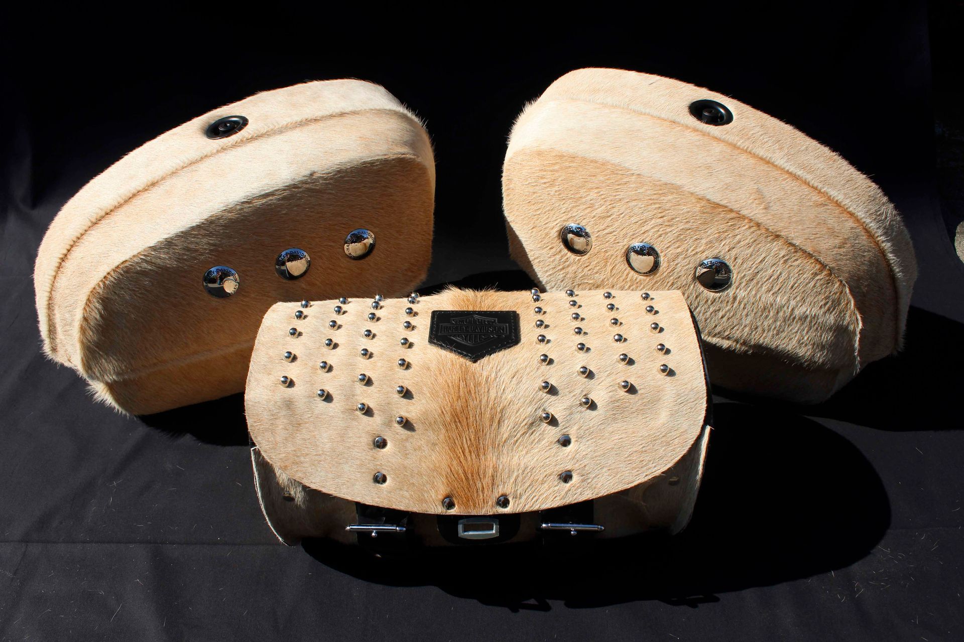 Drei Holzstücke liegen auf einer schwarzen Fläche