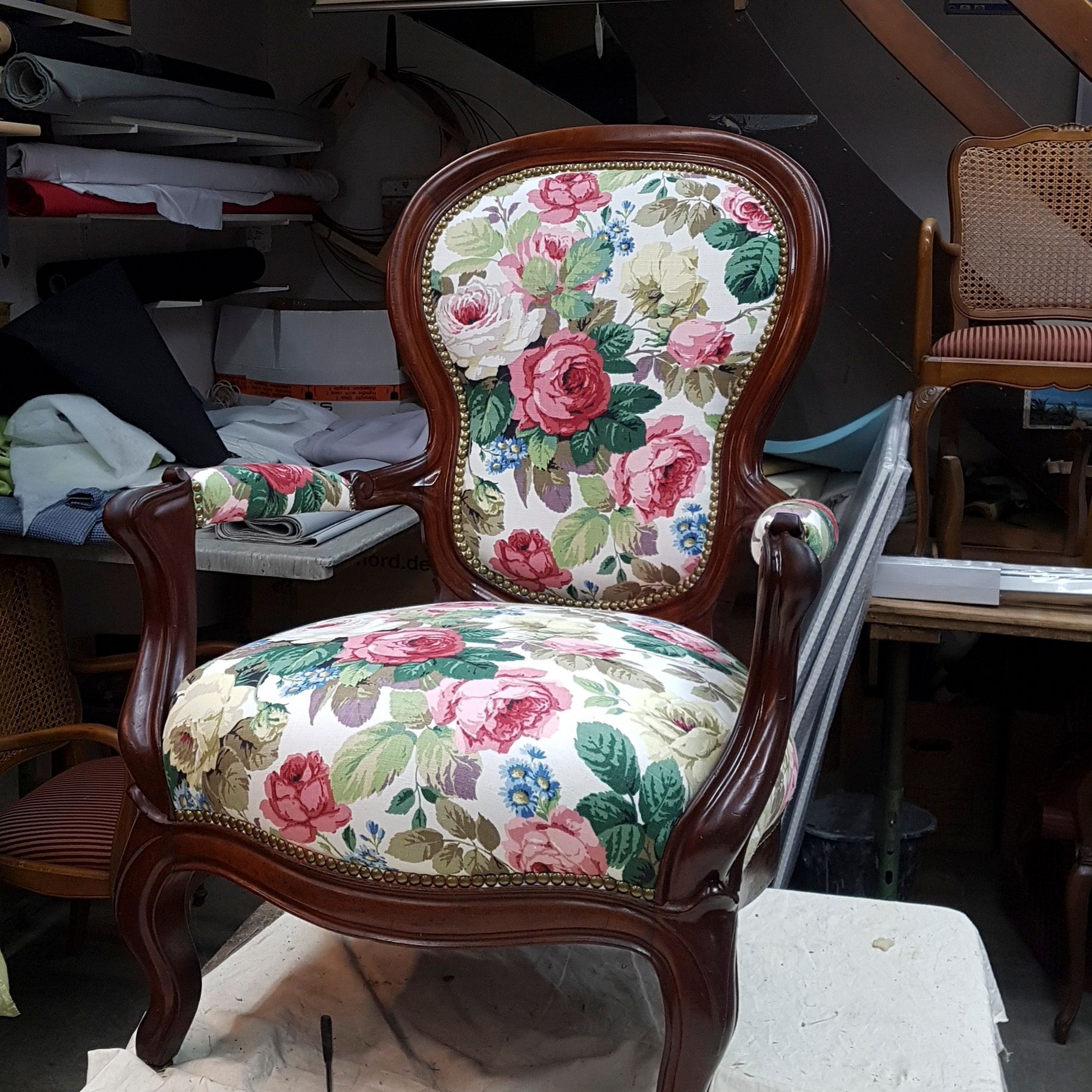 Ein Stuhl mit Blumenmuster steht auf einem Tisch