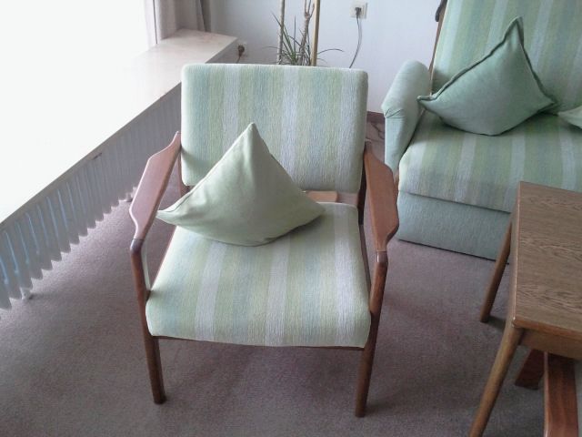 Ein Stuhl mit einem Kissen darauf in einem Wohnzimmer