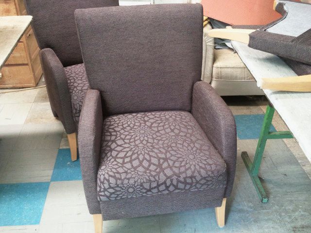 Ein Stuhl mit einem Muster steht auf einem gefliesten Boden