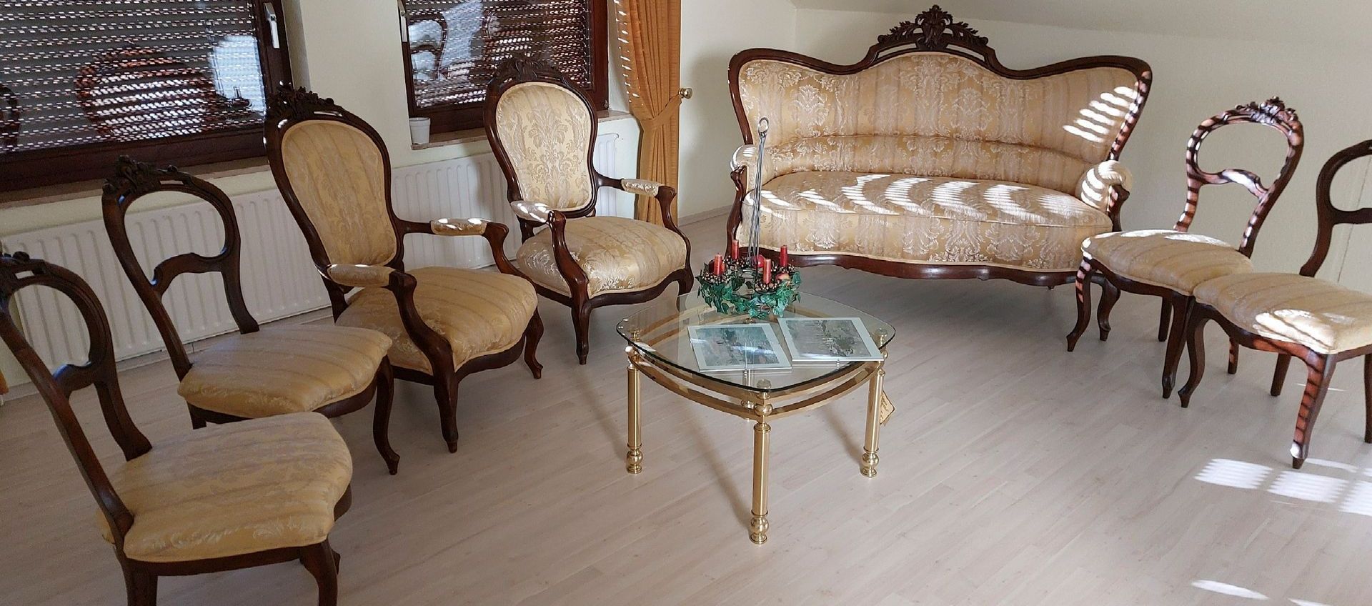 Ein Wohnzimmer mit einer Couch, Stühlen und einem Couchtisch.