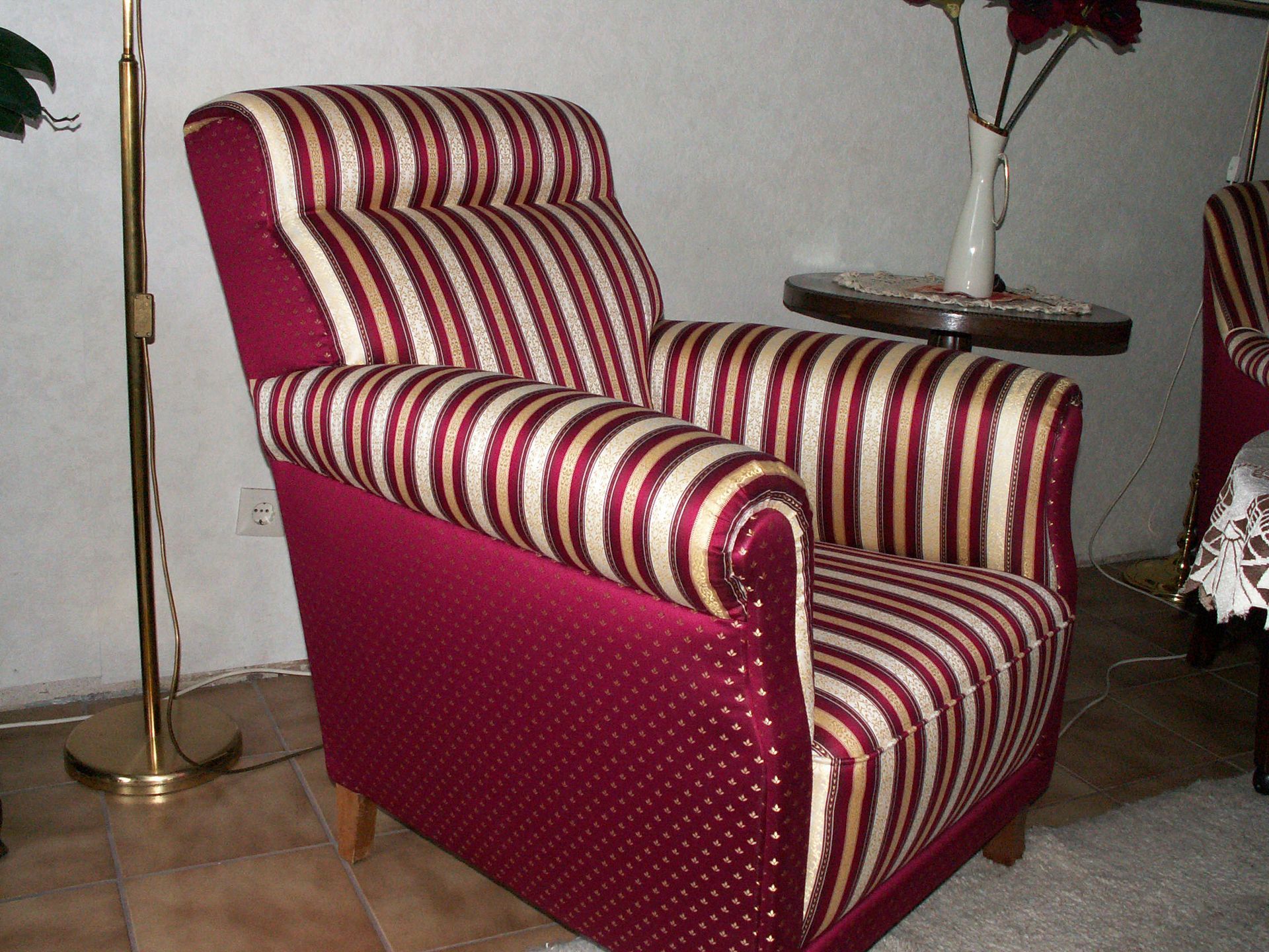 Ein rot-weiß gestreifter Stuhl in einem Wohnzimmer