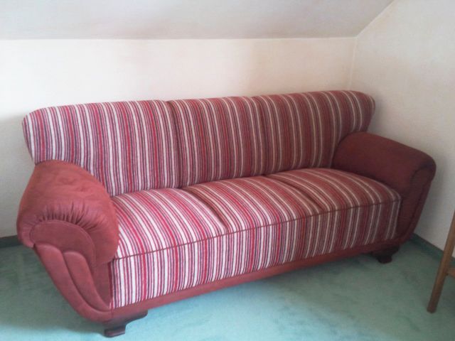 Eine rot-weiß gestreifte Couch in einem Zimmer