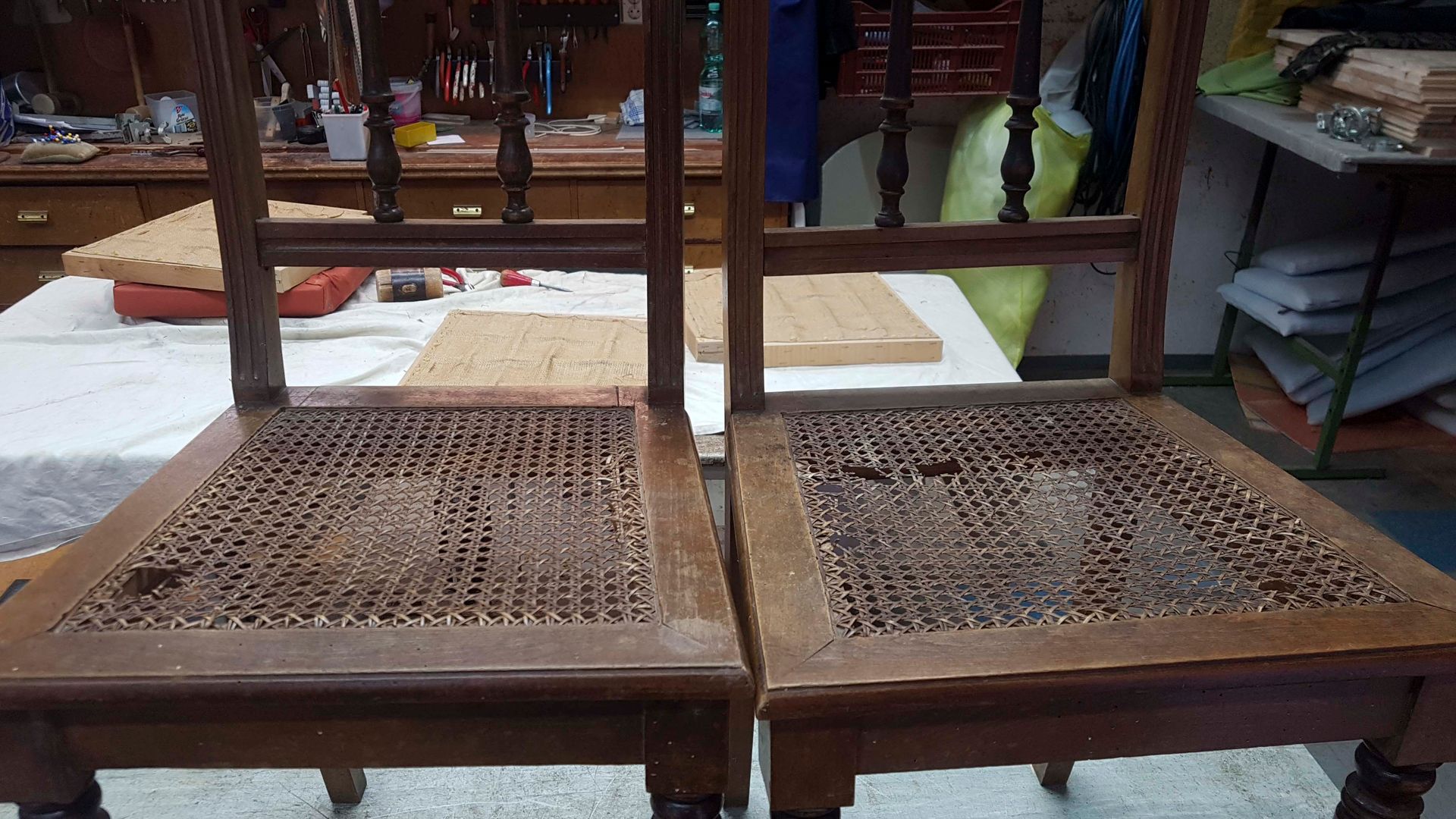 Zwei Stühle stehen nebeneinander auf einem Tisch