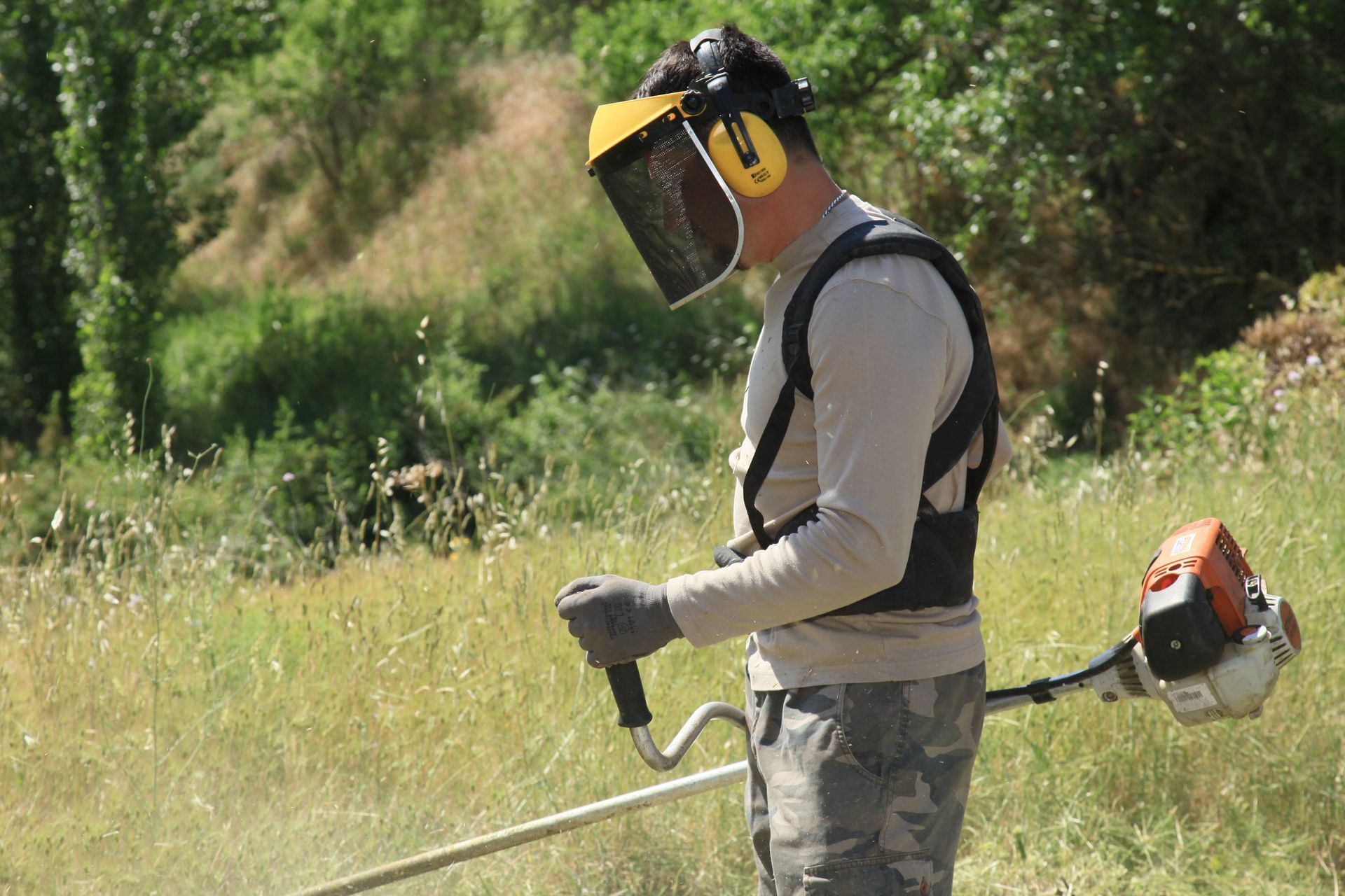 Jardinier avec une débroussailleuse